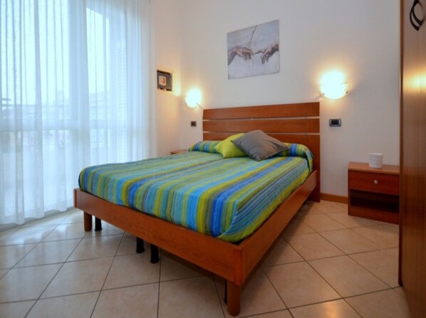 1 bedroom, bed sheets