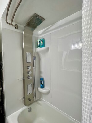 Hårføner, håndklær, såpe og sjampo