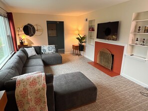 Smart TV, books - Spacious, Stylish Retreat. Cozy and Quiet. Centrally located 3 bed Ranch (Wauwatosa)