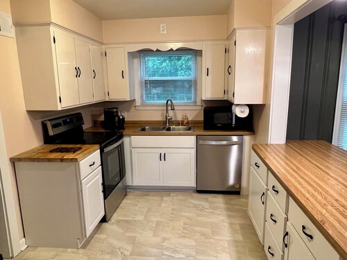 Spacious, Stylish Retreat. Cozy and Quiet. Centrally located 3 bed Ranch