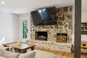 Smart-TV, Kamin, Videospiele, Tischtennisplatte