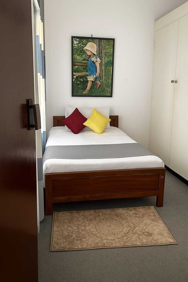 3 bedrooms, iron/ironing board, WiFi, bed sheets - Holiday Bungalow available for families and groups (10 people) (Kandy)