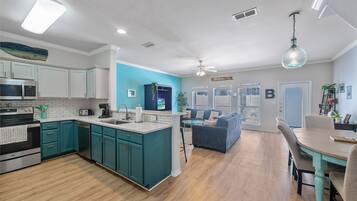 Jääkaappi, mikroaaltouuni, uuni, liesi