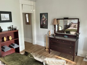 2 bedrooms, iron/ironing board, WiFi, bed sheets - Fully furnished apartment in quiet century home available for short term rental. (Saint Marys)