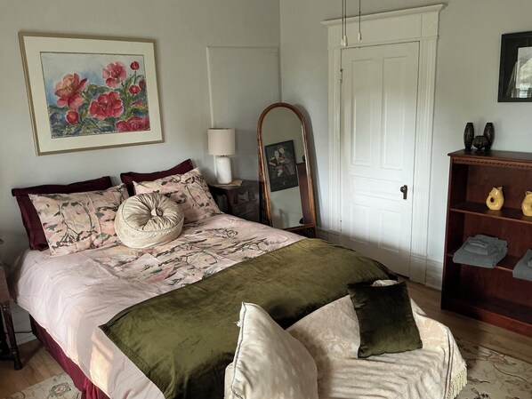 2 habitaciones, tabla de planchar con plancha, wifi y ropa de cama 