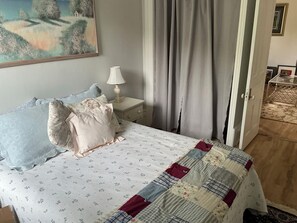 2 bedrooms, iron/ironing board, WiFi, bed sheets - Fully furnished apartment in quiet century home available for short term rental. (Saint Marys)