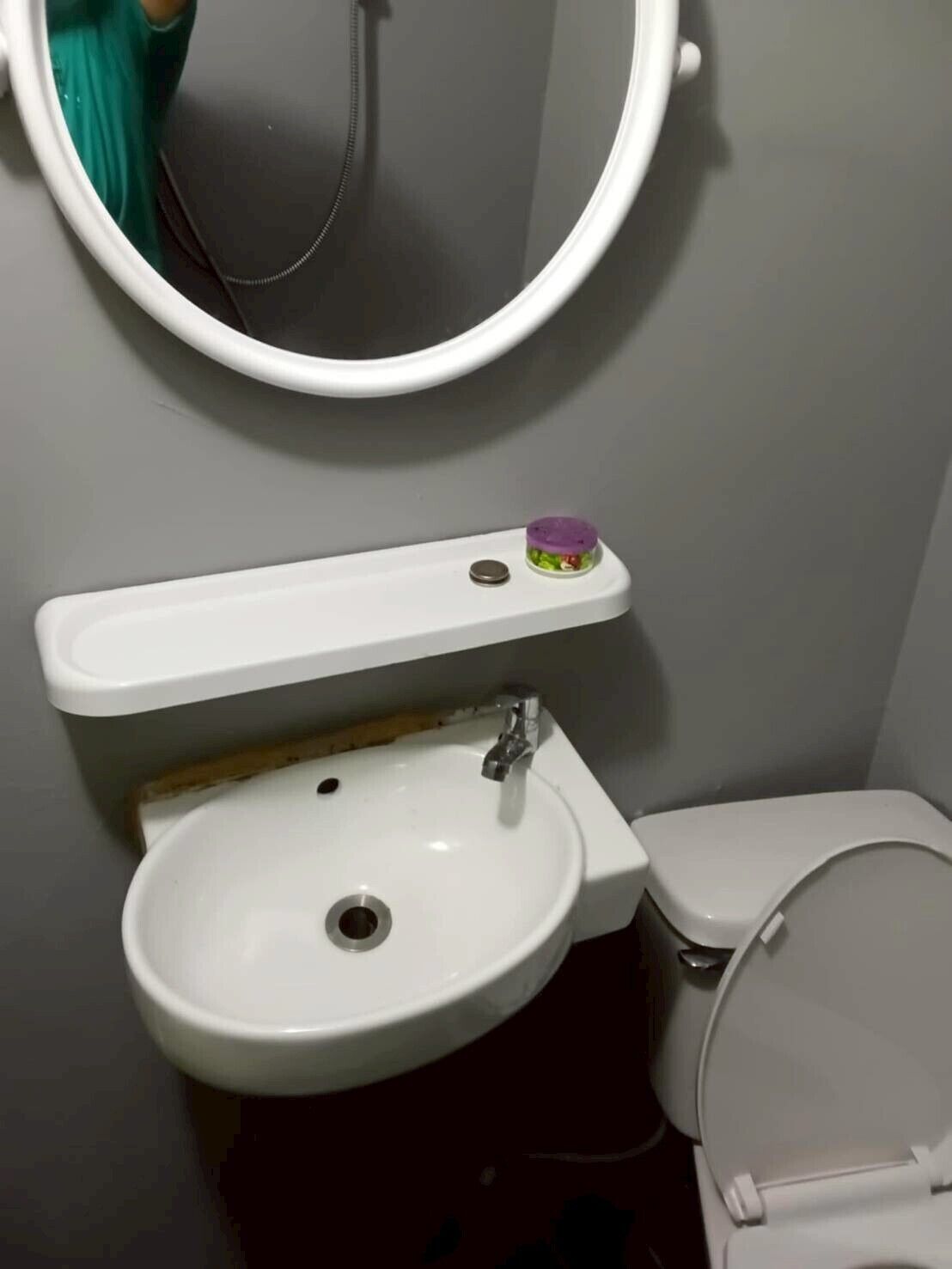 Standaard kamer, uitzicht op rivier | Badkamer | Een douche, handdoeken, zeep, shampoo