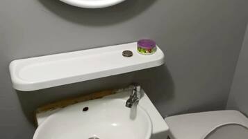 Standard Room, River View | Bathroom | Shower, towels, soap, shampoo