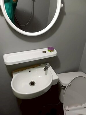 Habitación estándar, vistas al río | Baño | Ducha, toallas, jabón y champú