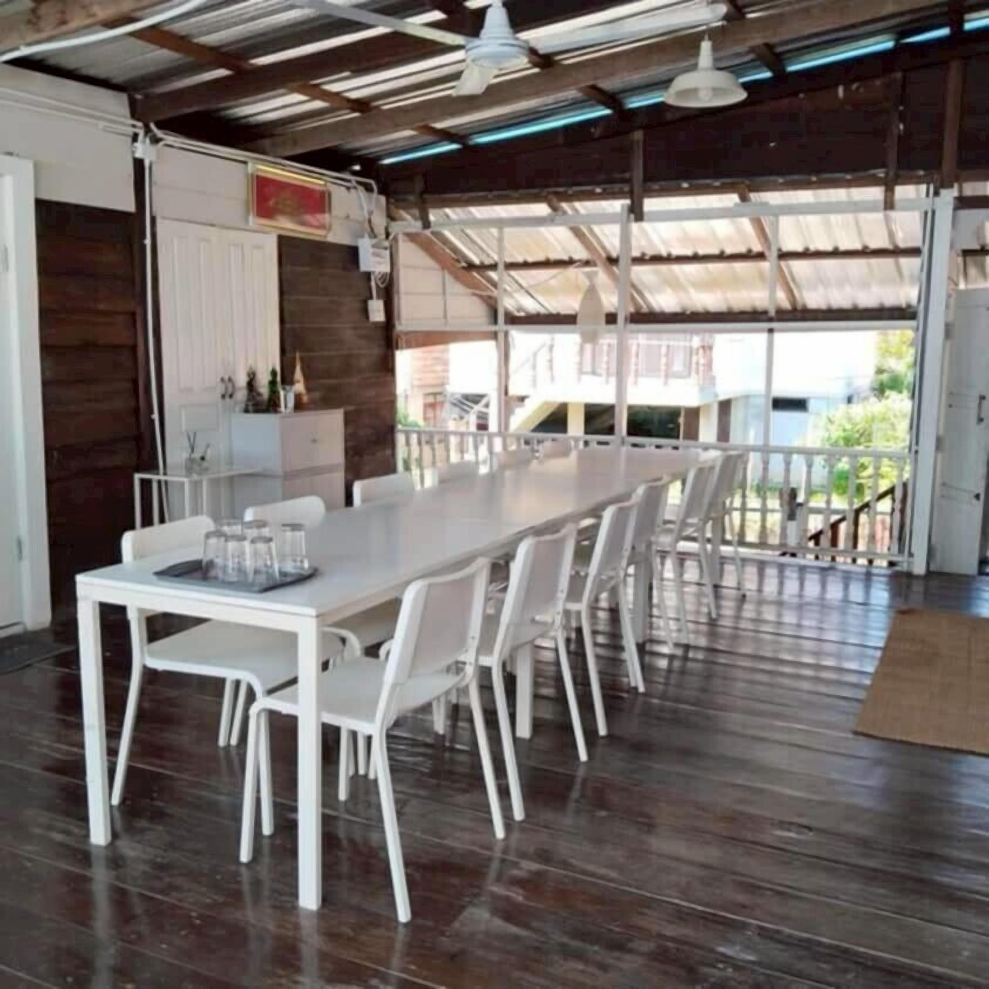 Deluxe Double Room, Garden View | Living area | 32-inch flat-screen TV with cable channels