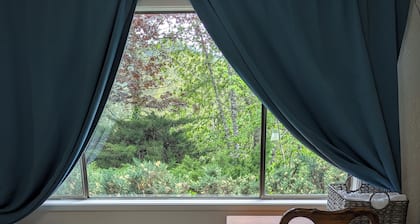 Tranquil air-conditioned Guest Suite in charming Eugene country-side