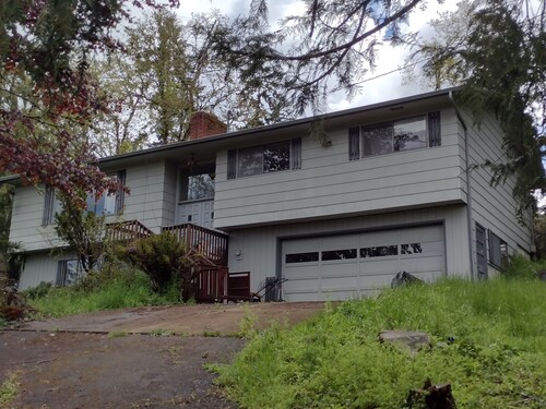 
Peaceful Country Retreat – Only 16 Miles to Oregon Country Fair!
