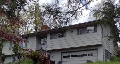Peaceful Country Retreat – Only 16 Miles to Oregon Country Fair!