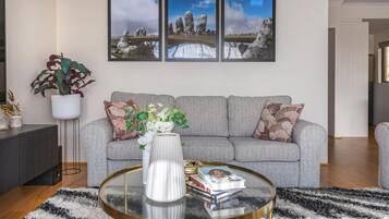 Shared Dormitory, 1 Bedroom, Balcony, Garden View | Living room | Books