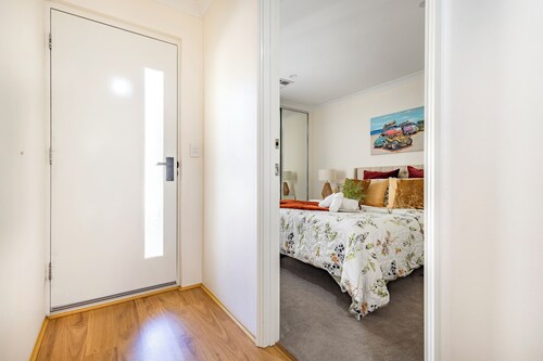 Room-elegant Hampton-style Retreat Tra