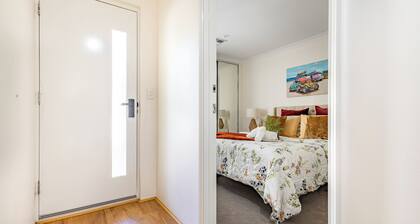 Room-elegant Hampton-style Retreat Tra