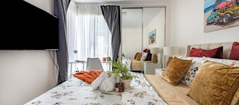 Room-elegant Hampton-style Retreat Tra