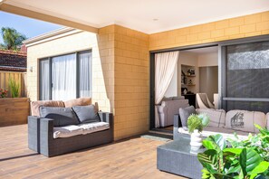 Dormitório compartilhado, 1 quarto, sacada, vista para o jardim | Sala de estar | Livros
