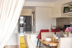 Dormitório compartilhado, 1 quarto, sacada, vista para o jardim | Sala de estar | Livros