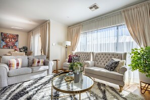 Dormitório compartilhado, 1 quarto, sacada, vista para o jardim | Sala de estar | Livros