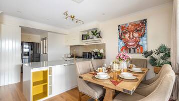 Asrama Umum, 1 kamar tidur, balkon, pemandangan kebun | Ruang makan