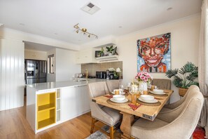 共用宿舍, 1 間臥室, 陽台, 花園景觀 | 餐廳