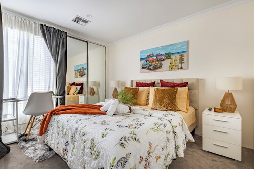 Room-elegant Hampton-style Retreat Tra