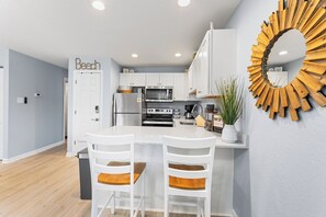 Mikrowelle, Geschirrspüler, Wasserkocher mit Kaffee-/Teezubehör