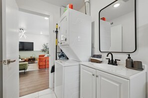 Douche, sèche-cheveux, serviettes fournies