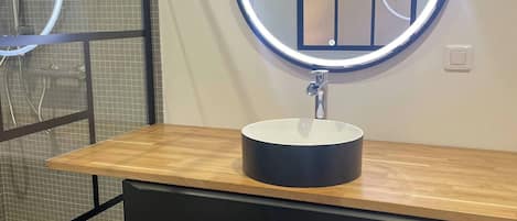 Douche, séchoir à cheveux, serviettes fournies, savon