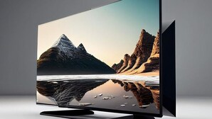 Un téléviseur à écran plat, posé sur un meuble, reflétant un paysage de montagne et de lac.