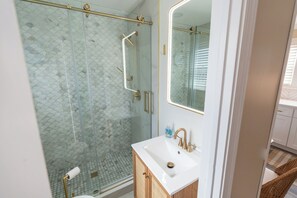 Bruser, hårtørrer, håndklæder, Sæbe