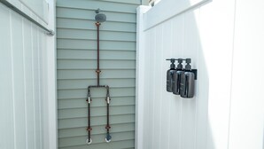 Sistema de calentador de agua con tuberías y válvulas montadas en una pared.