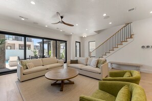 テレビ、暖炉、テレビゲーム、テーブルサッカー台