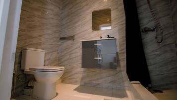 Basic Quadruple Room | Bilik Mandi | Pancuran mandi, tuala disediakan, sabun, syampu