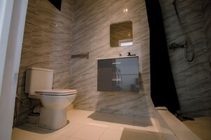 Ducha, toallas, jabón, shampoo