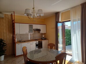 Apartamento, 1 quarto, para fumantes, terraço | Sala de jantar