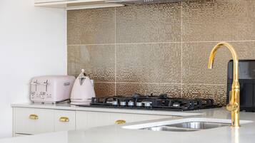 Shared Dormitory, 1 Bedroom, Balcony, Garden View | Interior