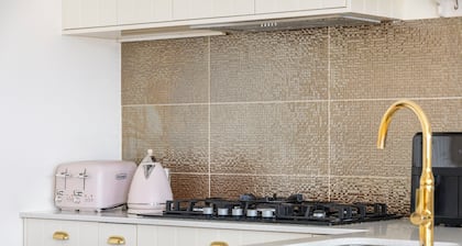 Room-elegant Hampton-style Retreat , Tra