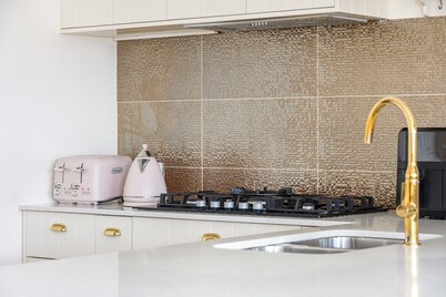 Room-elegant Hampton-style Retreat , Tra