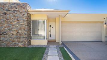 Shared Dormitory, 1 Bedroom, Balcony, Garden View | Perincian bahagian luar