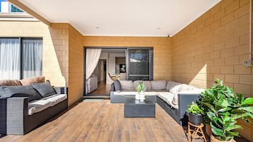 Shared Dormitory, 1 Bedroom, Balcony, Garden View | Ruang tamu | Buku-buku