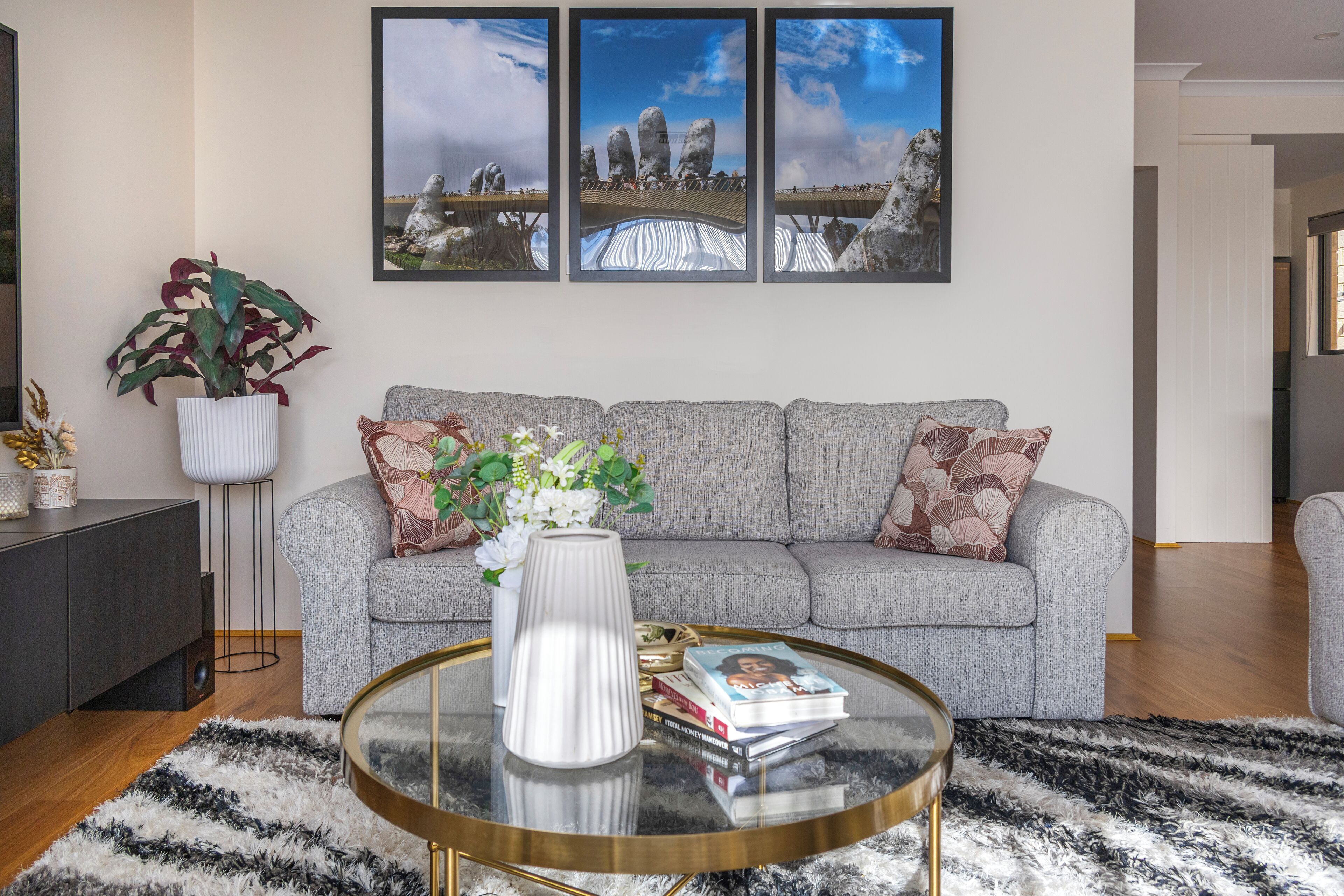 Shared Dormitory, 1 Bedroom, Balcony, Garden View | Living room | Books