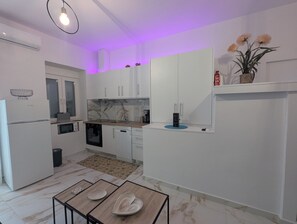 Réfrigérateur, micro-ondes, four, lave-vaisselle