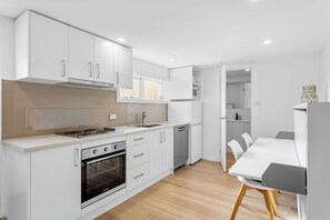 Fridge, microwave, oven, stovetop - Family Serenity  on George Street (Sorrento)