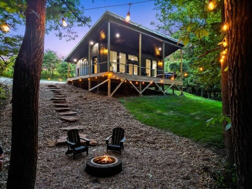 Luxury Hocking Escape for 2! Hot Tub, New Listing!