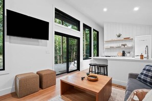 Smart TV - Luxury Hocking Escape for 2! Hot Tub, New Listing! (Logan)