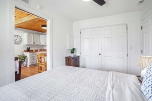 1 bedroom, WiFi, bed sheets - New Listing! Cozy Couples Cabin, Hot Tub, Fire Pit (Logan)