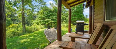 Eine Holzterrasse mit Sitzgelegenheiten und einem Grill.