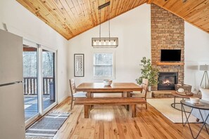 Dining - Modern Log Cabin, Hot Tub, 5 Mins to Winery/Brwry! (Logan)